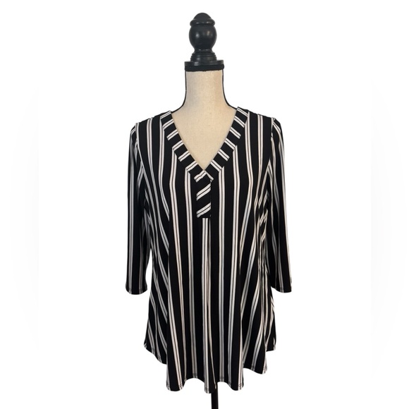 Torrid Black and White Striped V-Neck Women's Top - Picture 1 of 6